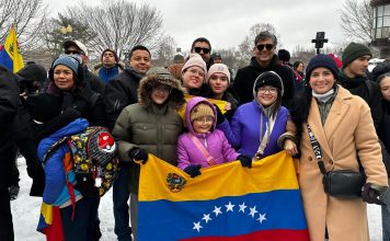 Venezolanos en Washington reciben con entusiasmo a Edmundo González