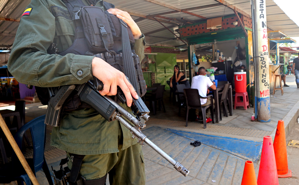 Un policía vigila una calle en el municipio de Tibú (Colombia). Foto: EFE