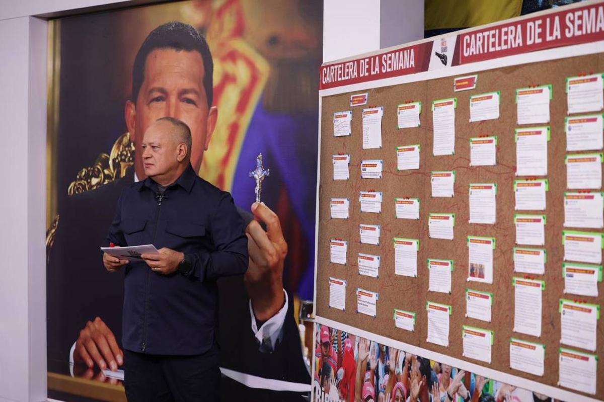 Diosdado Cabello da la orden de distribuir carteles contra expresidentes