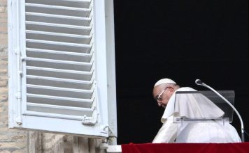 El Papa sufre una contusión en un brazo por una caída