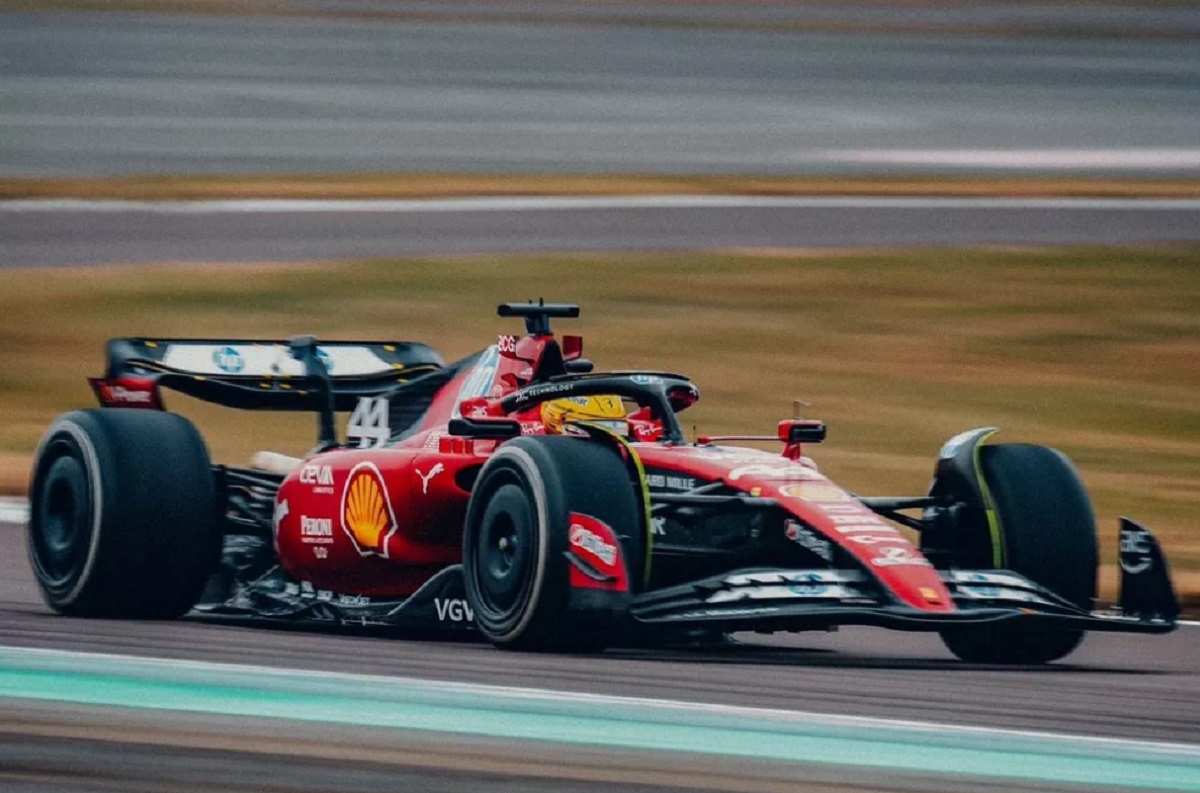 Lewis Hamilton aseguró que la pasión del equipo y sus fanáticos lo ayudaron a llenarse de energía Foto Archivo