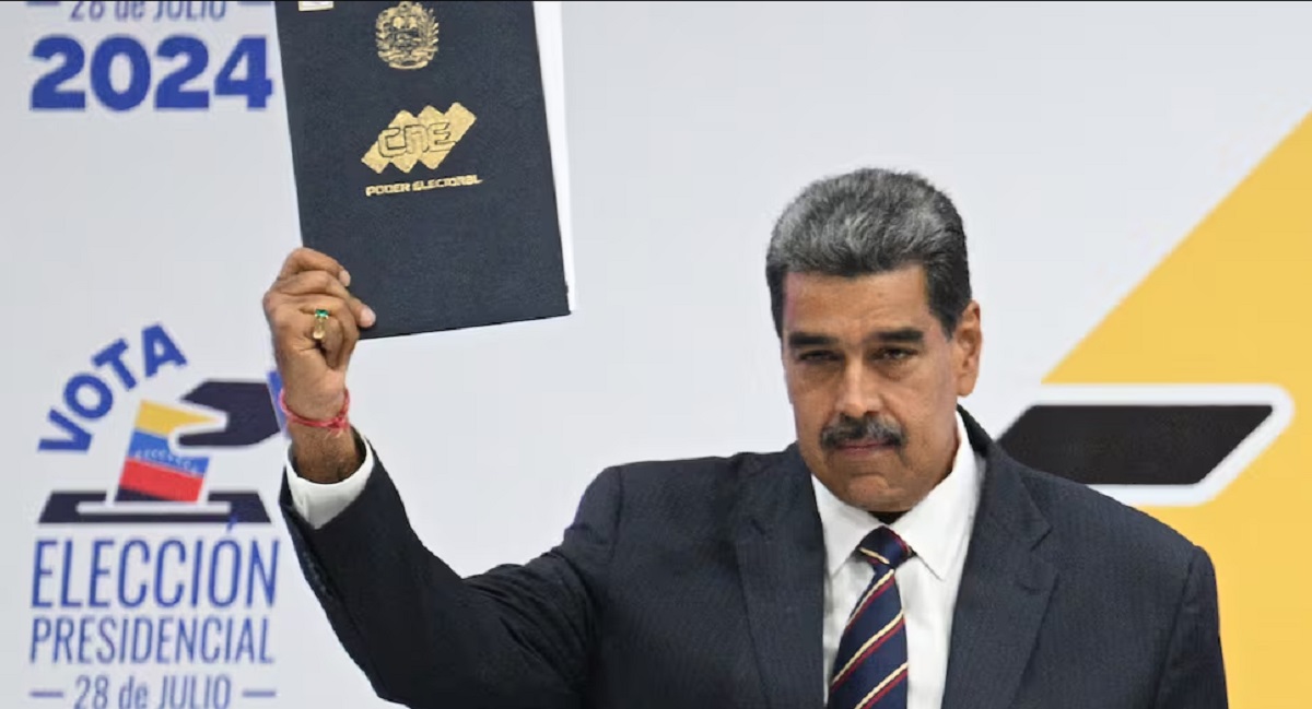 Nicolás Maduro hace gestos durante su proclamación en la sede del CNE en Caracas el 29 de julio de 2024, un día después de las elecciones presidenciales en Venezuela Foto AFP