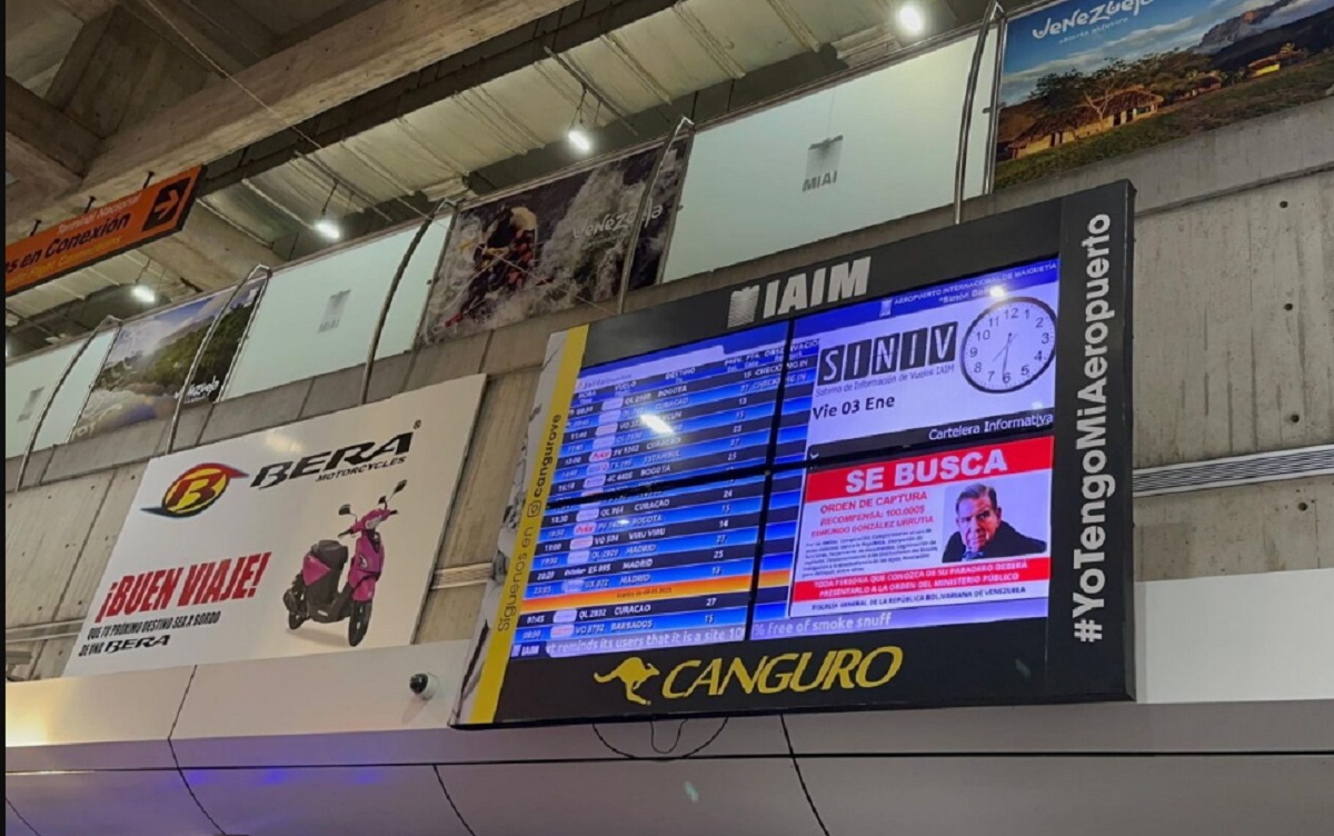 También colocaron los carteles en la pantalla del aeropuerto Foto Voz de América DESTACADA