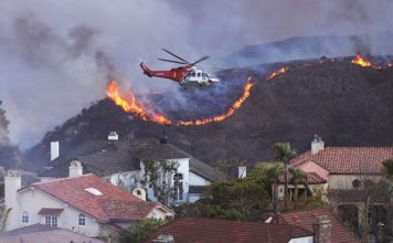 Se registran al menos dos muertos en los incendios devastadores de Los Ángeles