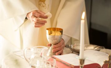 Sacerdote tachirense se reencuentra con su madre tras 27 años separados