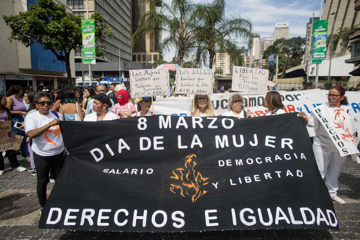 Venezolanas marchan para exigir mejores salarios y protección contra la violencia