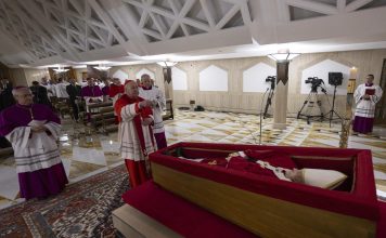 El camarlengo presidirá rito del cierre del féretro del papa Francisco