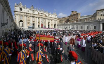 Miles de fieles comienzan a dar el último adiós al papa Francisco