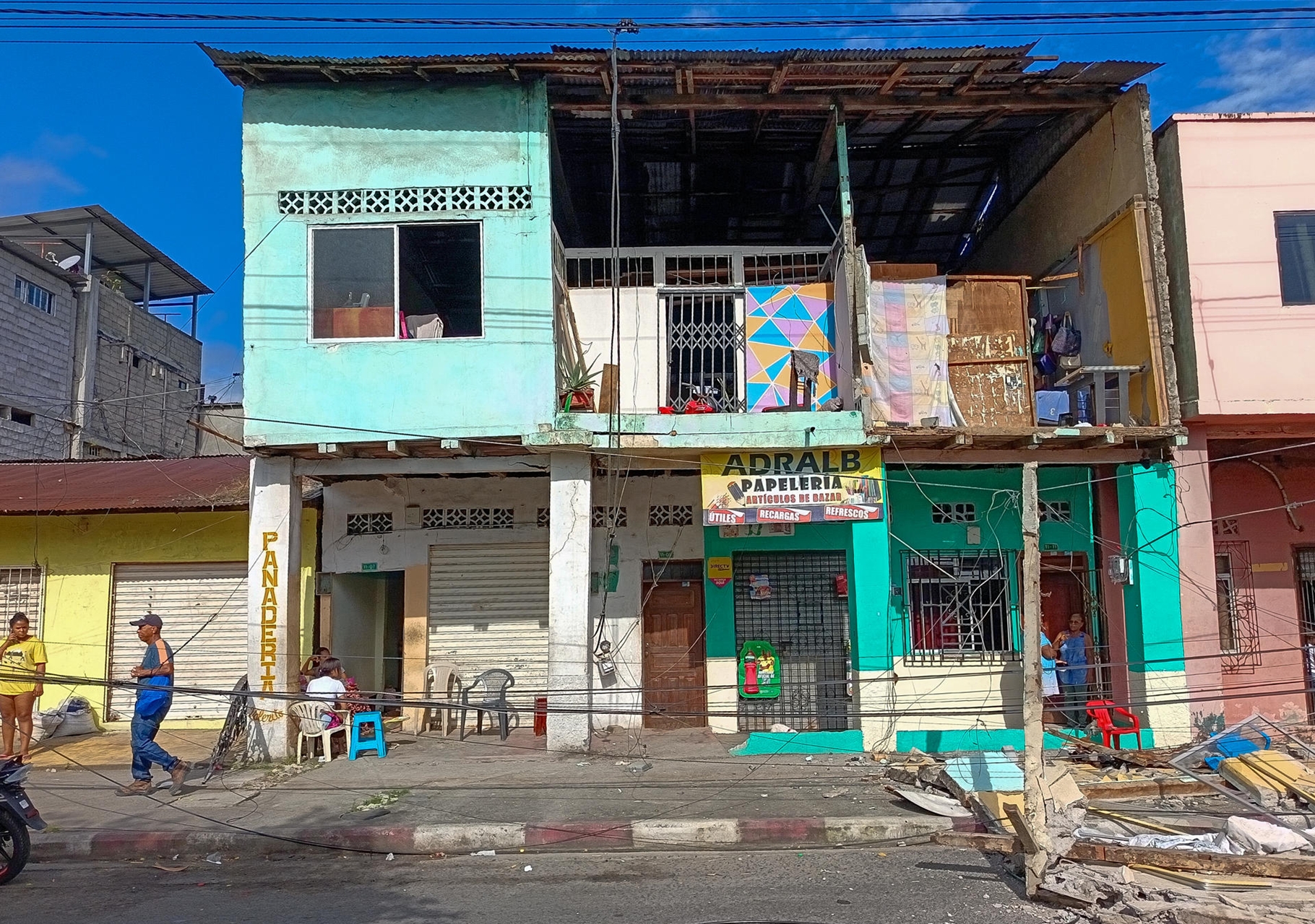 Más de 800 afectados por el sismo de magnitud 6,1 en Ecuador