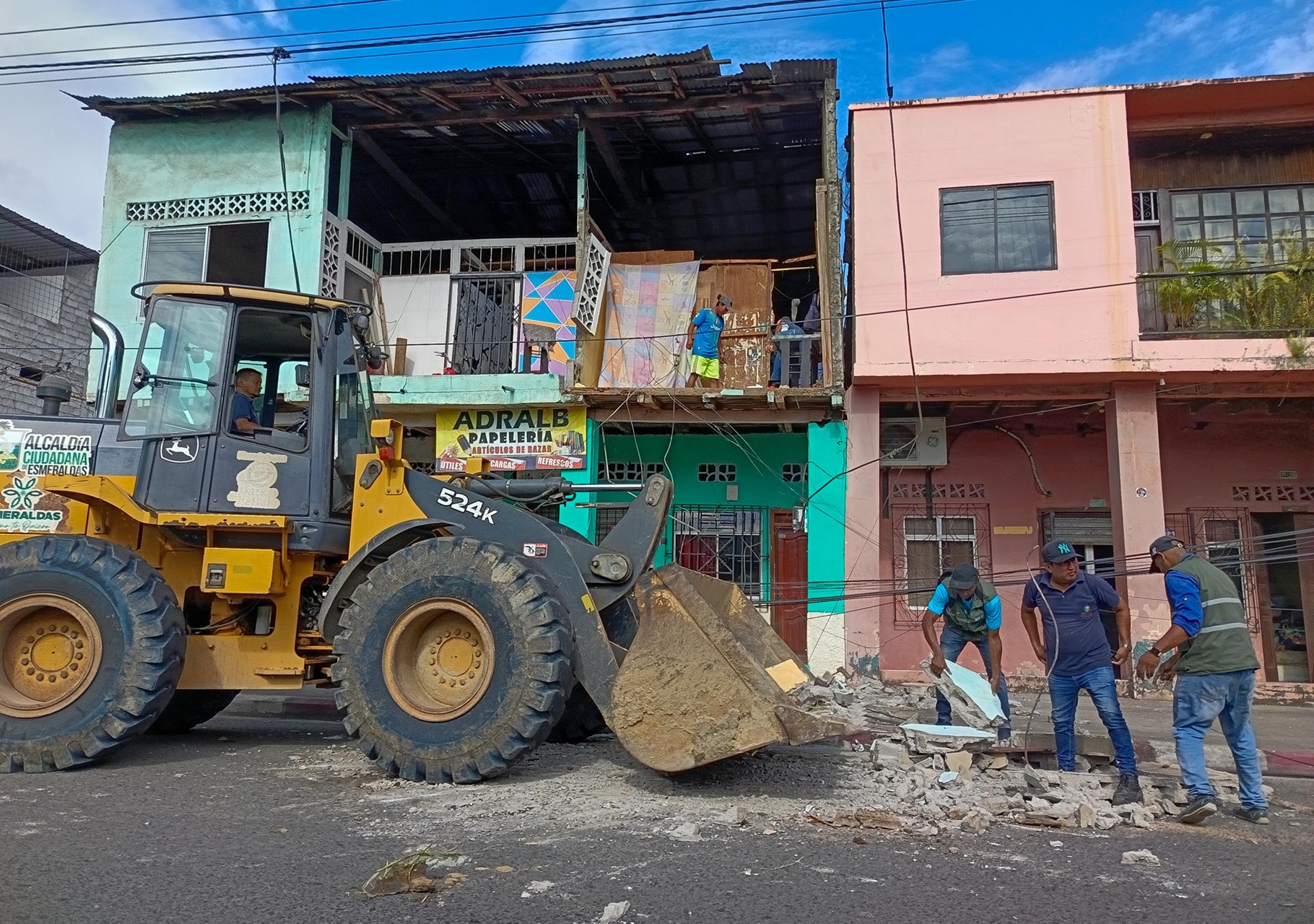 Más de 800 afectados por el sismo de magnitud 6,1 en Ecuador