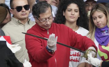 Petro entrega al Senado las doce preguntas de la consulta popular: «El Congreso está convocado por su jefe»