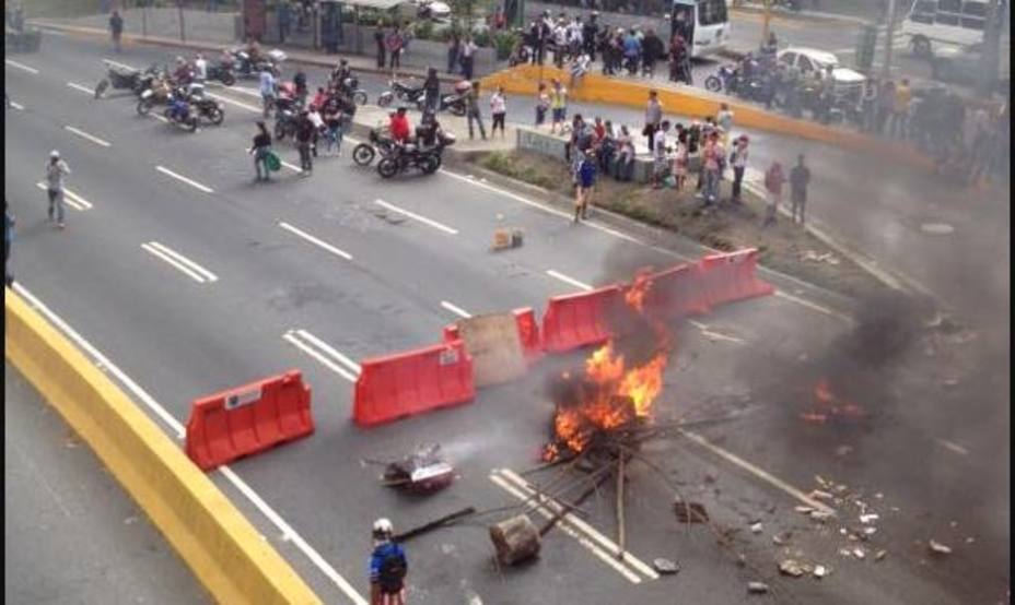 cerraron-autopista-prados-del-este-tras-disturbios-santa_113778.jpg