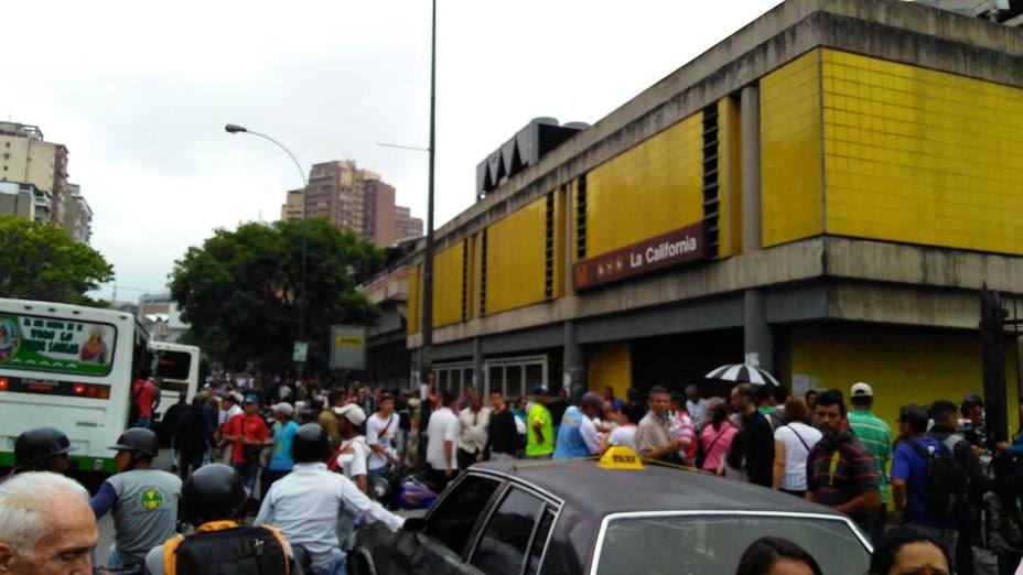 Cierre de estaciones del Metro genera caos en la Francisco de Miranda