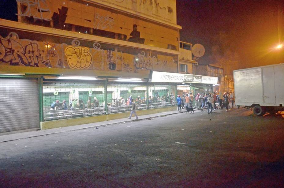 Detuvieron a 11 personas por intento de saqueo a supermercado en Carrizal