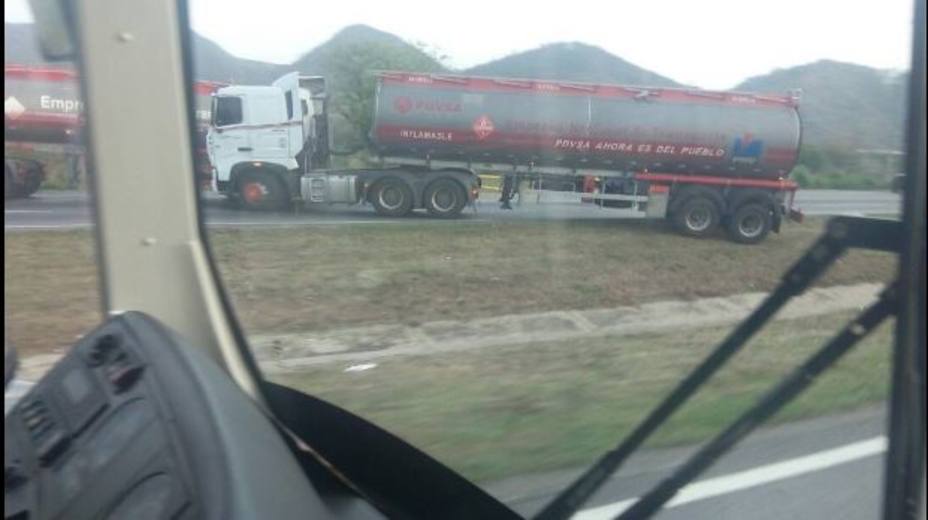 Dos gandolas de Pdvsa trancan acceso a Valencia