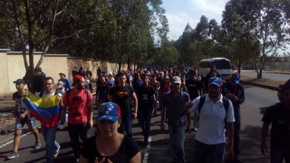 Estudiantes de la UCAB Guayana se movilizan a la Churuara de Puerto Ordaz