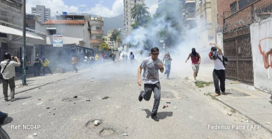 fotografos-efe-resultaron-heridos-represion-marcha-opositora_89347.jpg