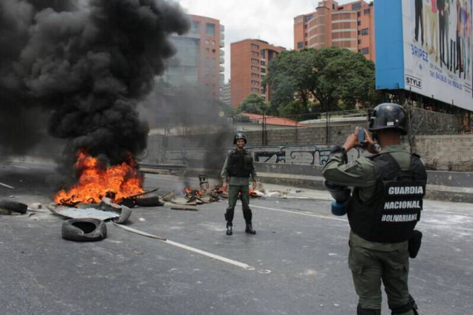 GNB posa para fotografía frente a barricadas en la autopista