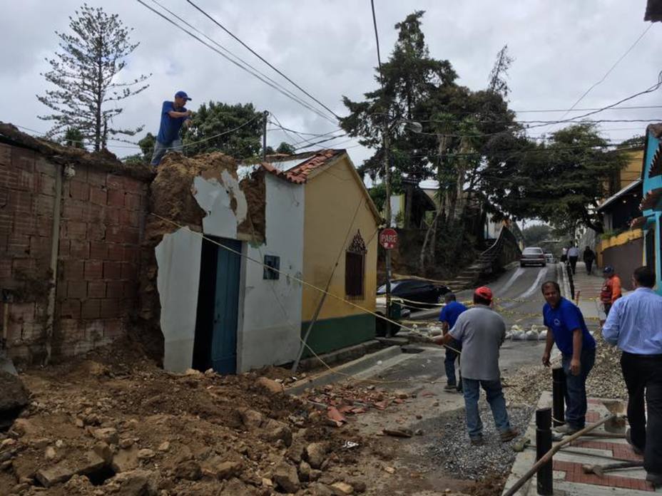 La lluvia dejó talud de tierra en viviendas de El Hatillo