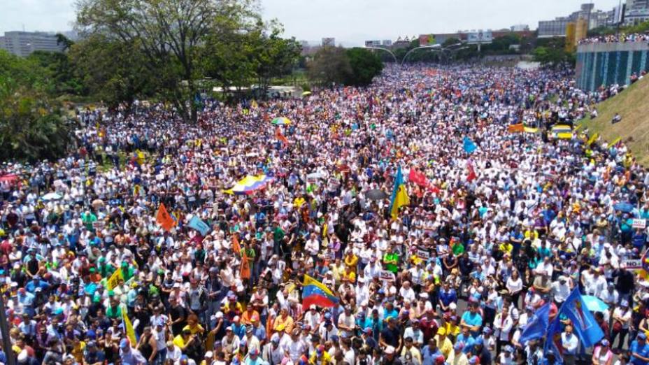 Manifestantes insisten en llegar a la Defensoría del Pueblo