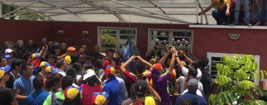 Manifestantes se mantienen en el Palacio de Justicia en Puerto Ordaz