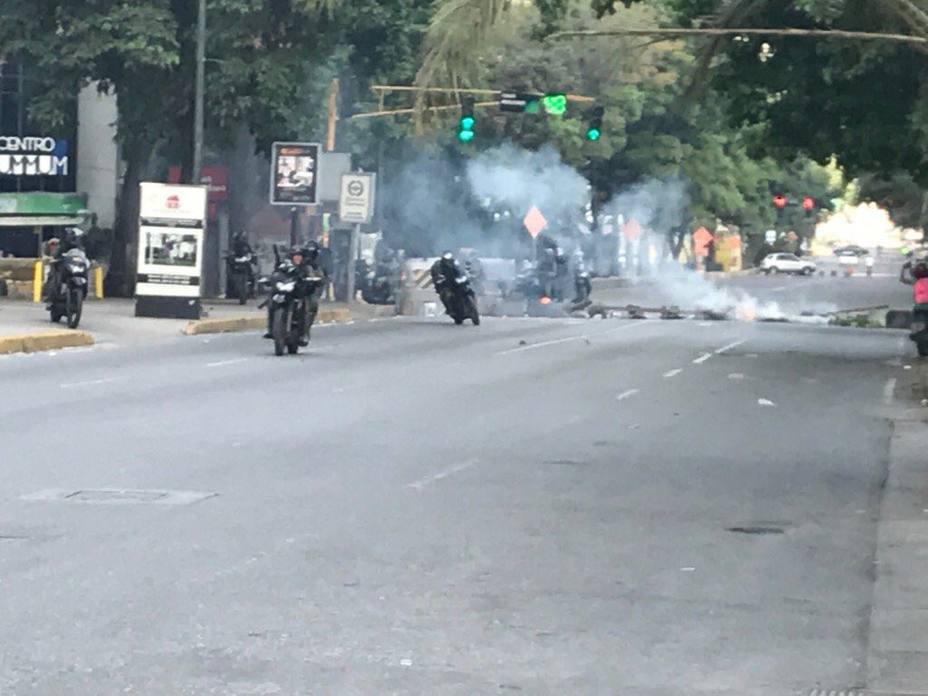 Manifestantes trancan avenida principal de Las Mercedes