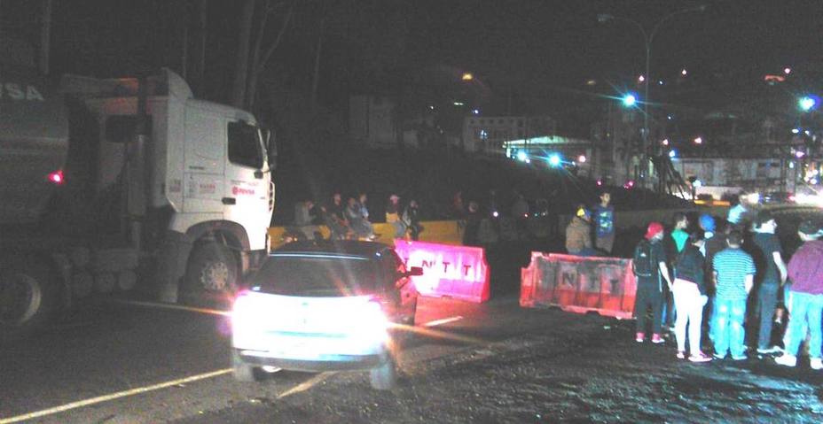 Manifestantes trancaron la Panamericana con barricadas