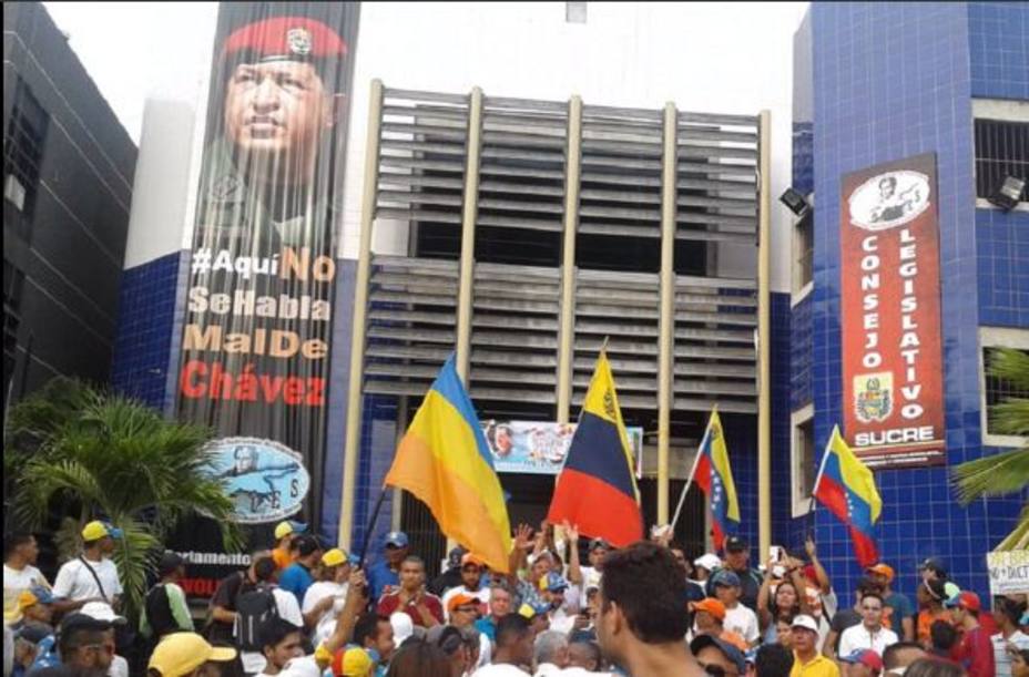 Manifestantes tumbaron póster de Chávez en el Consejo Legislativo de Cumaná