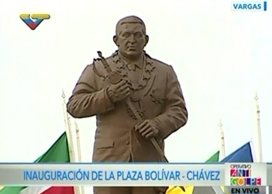 Nueva plaza Bolívar en La Guaira expone estatua de Chávez de tres metros