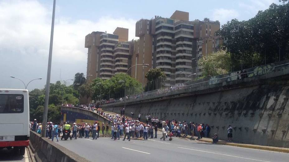 Opositores defienden la Constitución en la autopista Prados del Este