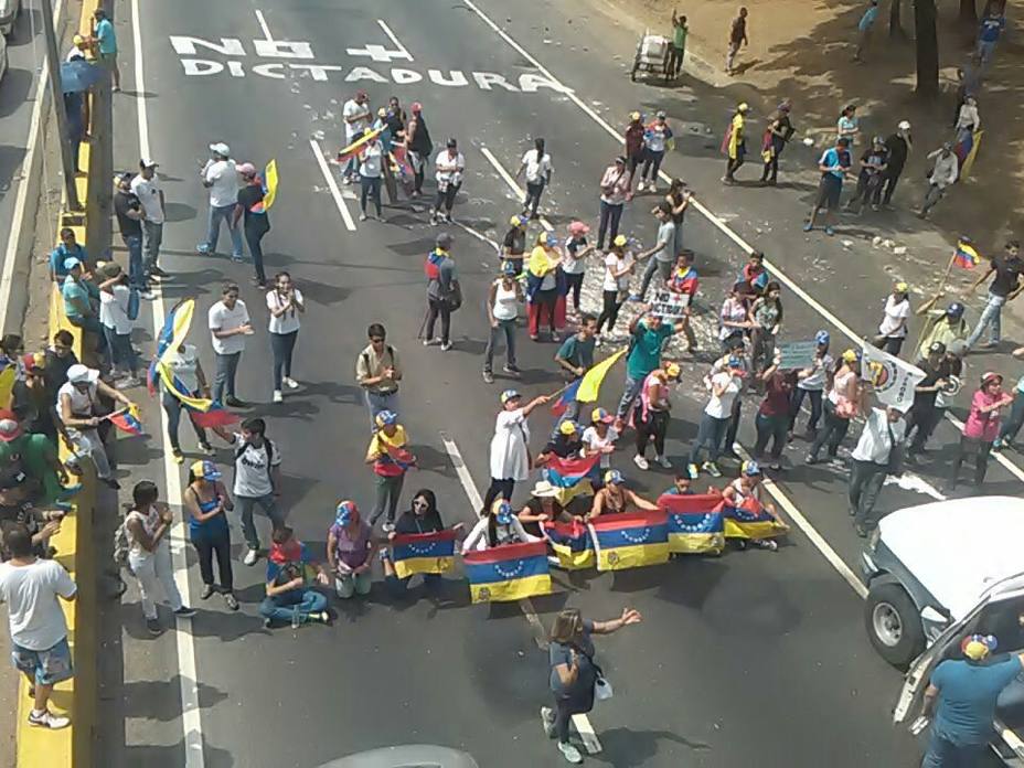 Opositores protestan en el Distribuidor El Trigal de Valencia