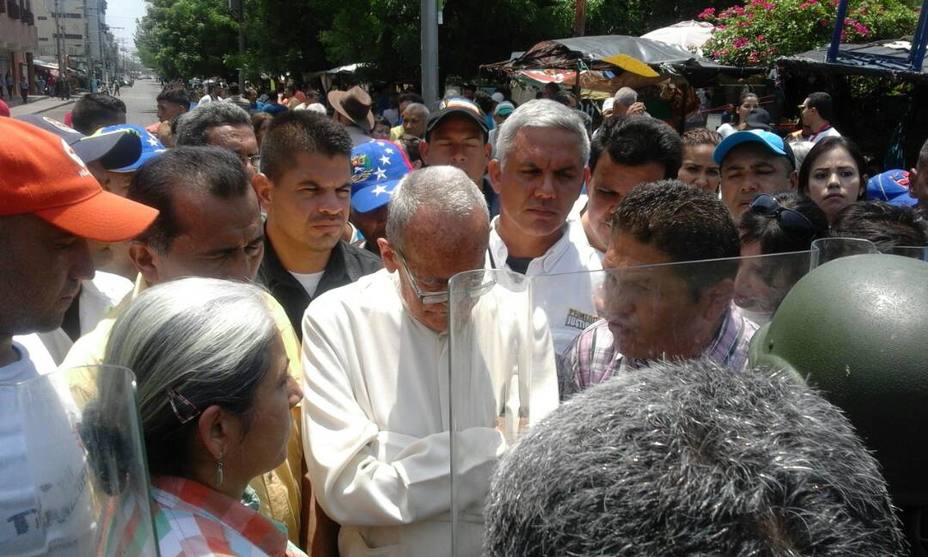 Padre Capocho intentó mediar con la defensora del pueblo en Cojedes