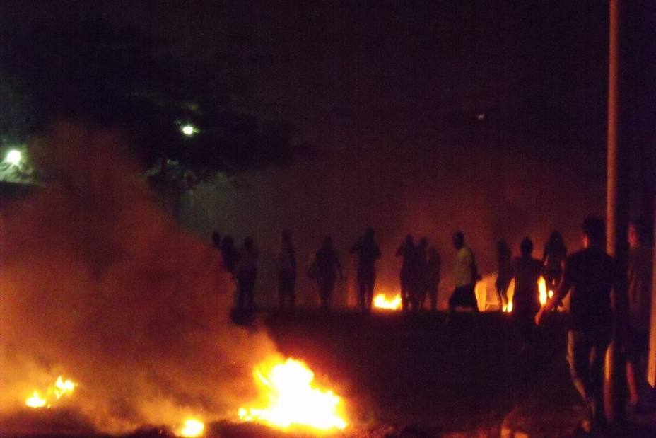 Quema de basura se activó en Guarenas contra Nicolás Maduro