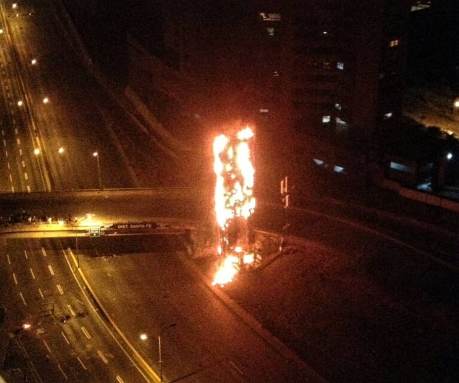 Queman aviso publicitario en la autopista Prados del Este