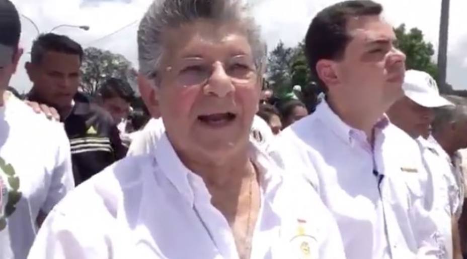 Ramos Allup en la autopista: Nuestra lucha también por los que nos reprimen