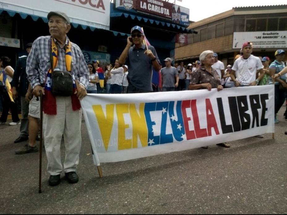 Marcharon «por sus nietos» hasta la Defensoría de San Cristóbal