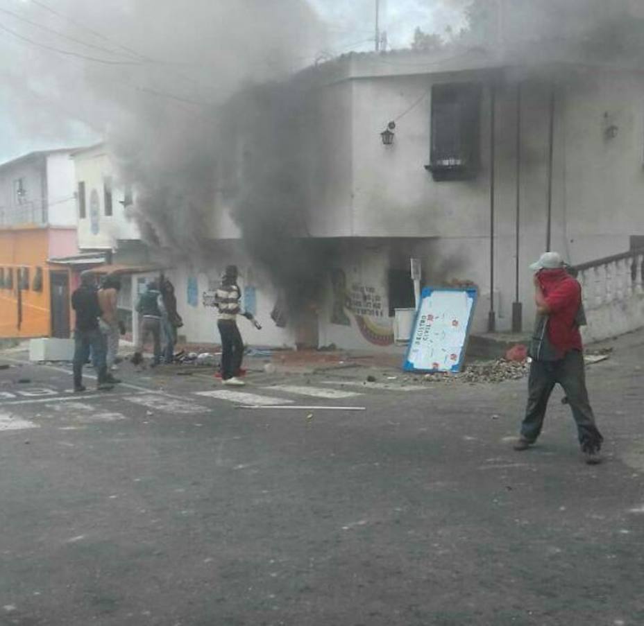 Quemaron sede de la policía en Táchira