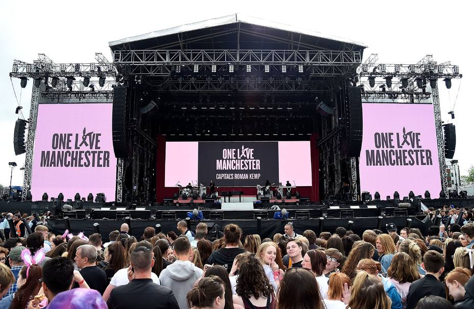 Con un minuto de silencio hubo concierto en Manchester