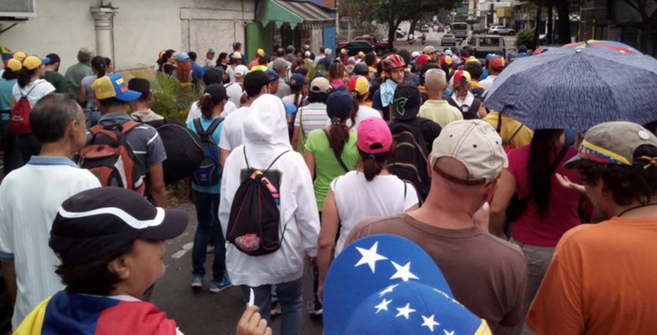 Dispersaron a manifestantes de Santa Mónica cuando llegaban a av Victoria