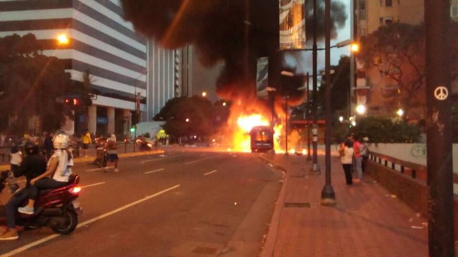 motorizados-escoltaron-bus-que-luego-fue-incendiado_186403.jpg