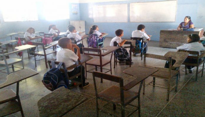 Madres venezolanas asumen como maestras para que los niños no pierdan clases