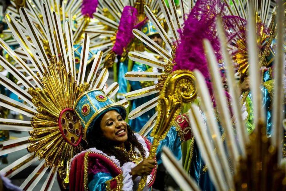 Mucha samba y poco dinero en los desfiles populares del Carnaval de Río