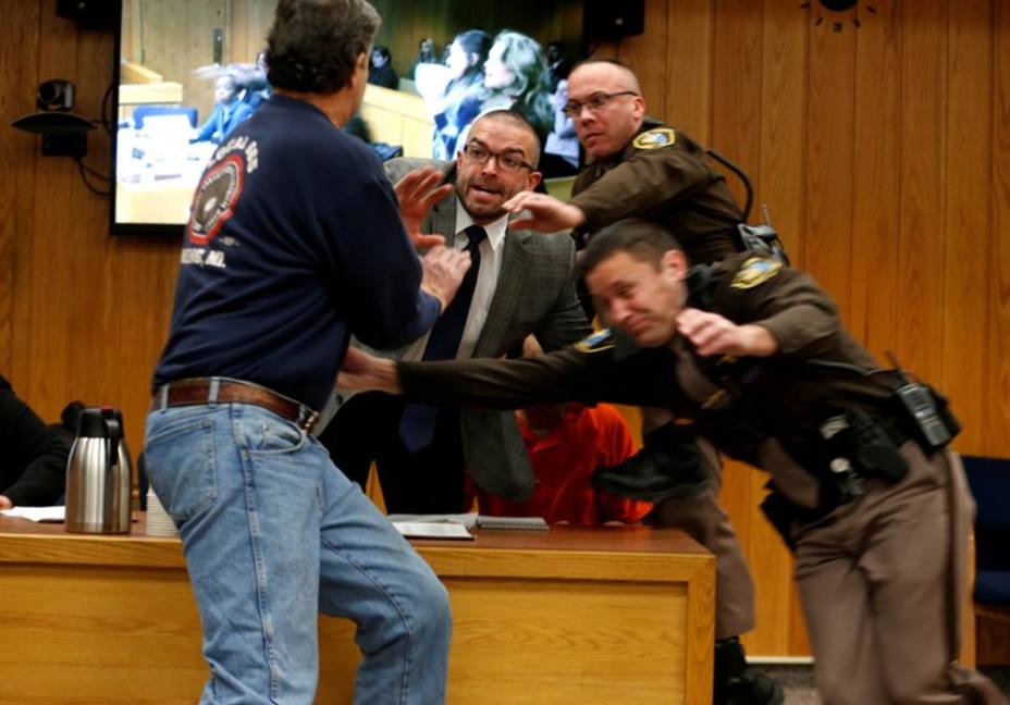 Padre de tres víctimas intentó agredir a Larry Nassar durante juicio