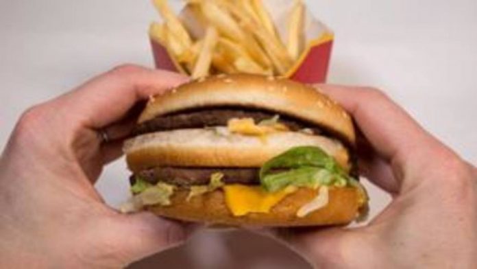 Impresionante: mujer se come 34 hamburguesas en diez minutos y gana concurso