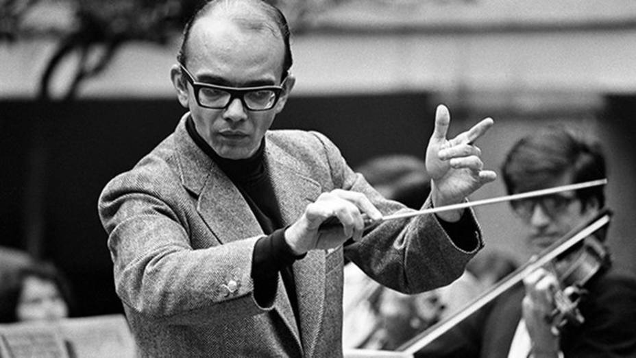 El maestro Abreu dirige una orquesta | Foto: Archivo