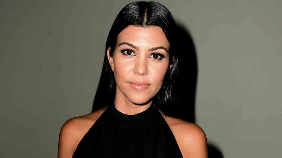 Kourtney Kardashian posó en ropa interior con novio 15 años menor que ella