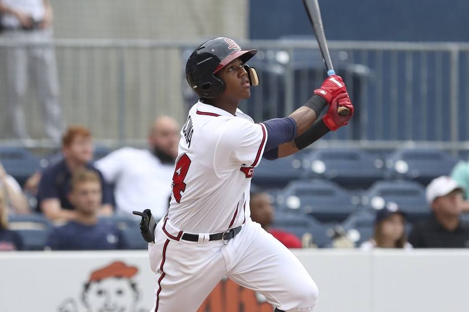 Ronald Acuña se balancea en un columpio grandeliga