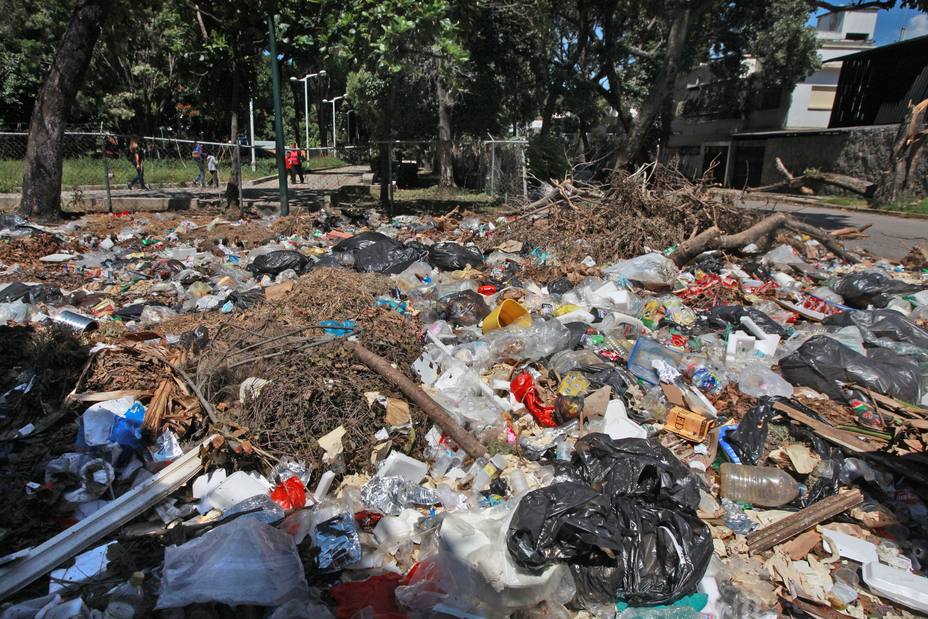 Parque La Paz permanece repleto de basura y abandonado