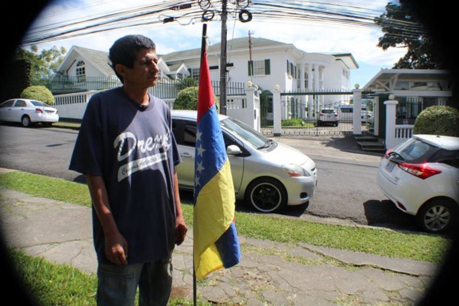 venezolano-costa-rica-inicio-huelga-hambre-frente-sede-cidh_262258.jpg