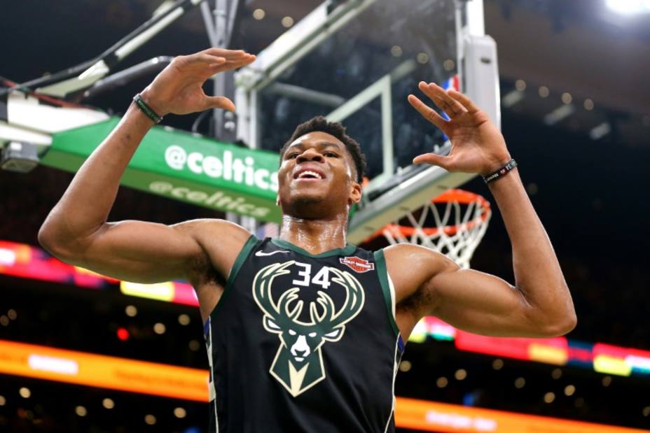 [VIDEO] Antetokounmpo se convirtió en Santa para una pequeña aficionada